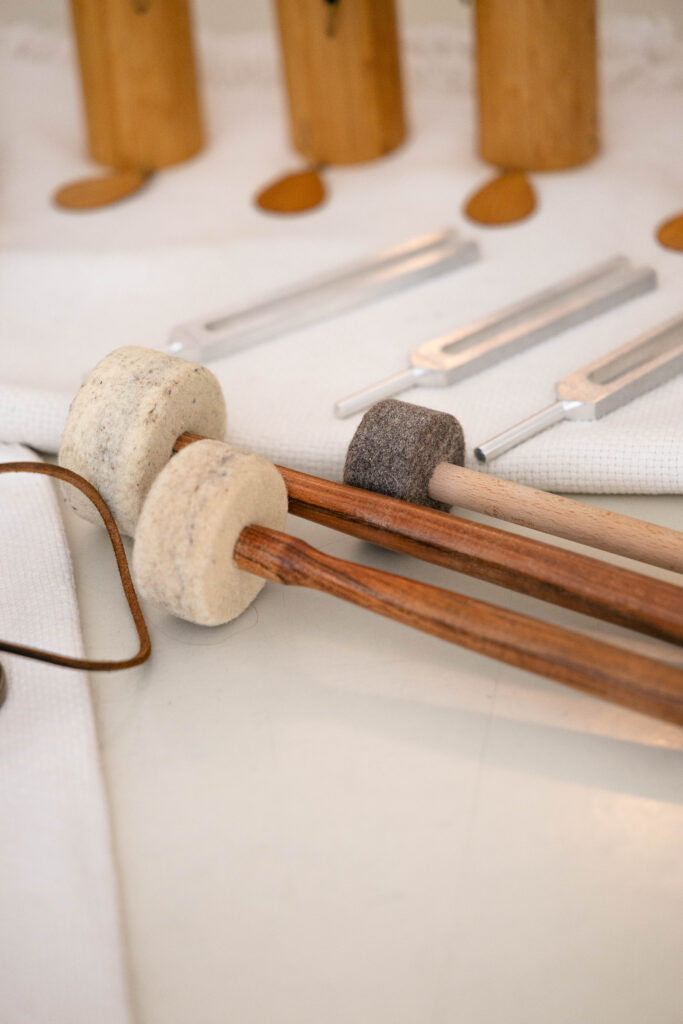 Teilnehmende der Sound Healing Ausbildung Level 2 in liegender Klangmeditation